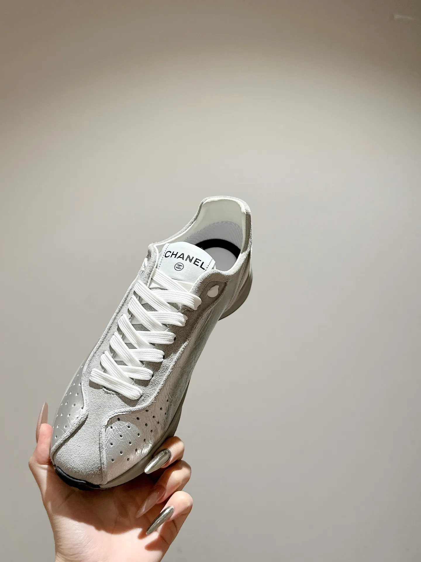 👟👟Ex-factory price 600👟👟 CHANEL Chanel classic sneakers, super internet celebrity series! There are so many Internet celebrities on their feet, and the counter is super popular〰️〰️ The world of Chanel has always been a dream for girls, the simple partition design is a super interpretation of multiple texture effects, the most eye-catching LOGO double C is also my favorite, no matter how you match it on your feet, the effect is completely amazing✔✔✔I must recommend you to buy this one⚡️⚡️Bangladesh environmentally friendly leather upper, original private model TPU outsole The color details are all compared 🆚 at the counter! Perfect presentation with zero color difference ❥ ❥ Every detail is beyond the genuine level! There is no pressure in and out of the counter☑️Number of yards: 35-40